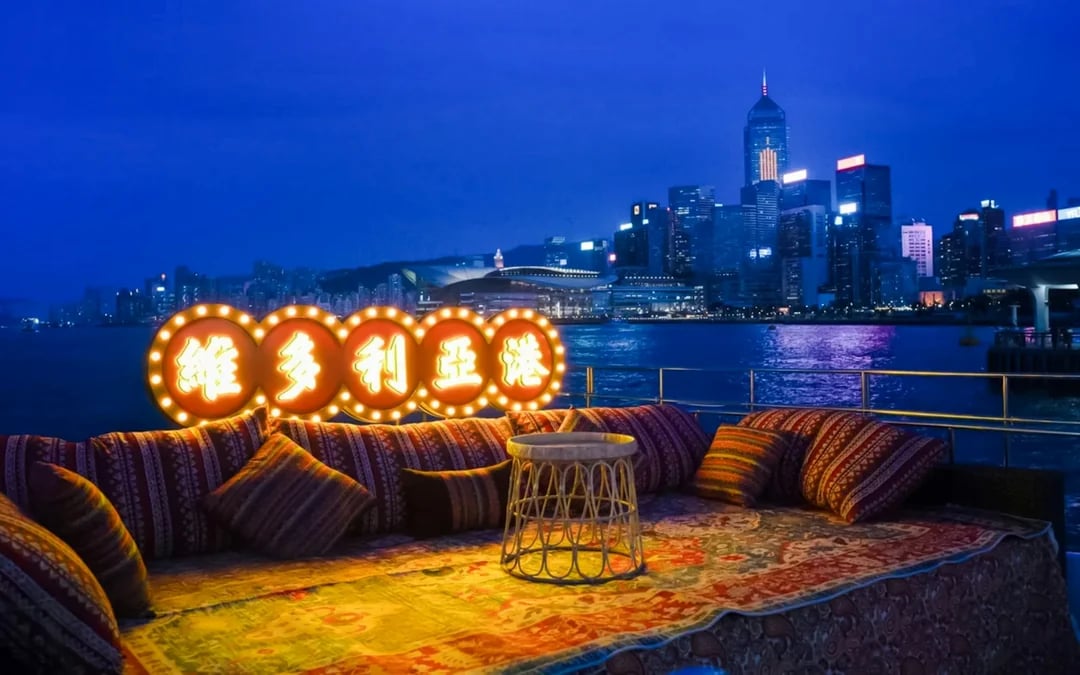Hong Kong Victoria Harbour Evening Yacht Cruise on Dreamer with Snacks, Soft Drinks & Photos Image 4
