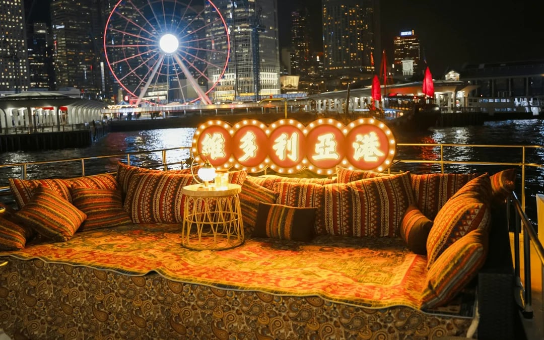 Hong Kong Victoria Harbour Evening Yacht Cruise on Dreamer with Snacks, Soft Drinks & Photos Image 5