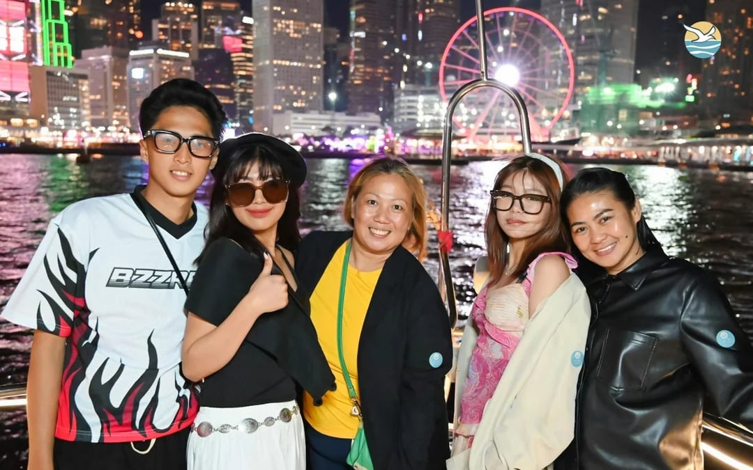 Hong Kong Victoria Harbour Evening Yacht Cruise on Dreamer with Snacks, Soft Drinks & Photos Image 6