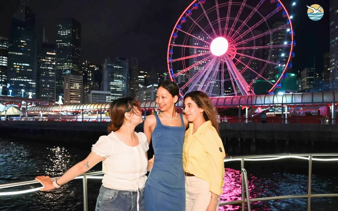 Hong Kong Victoria Harbour Evening Yacht Cruise on Dreamer with Snacks, Soft Drinks & Photos Image 7