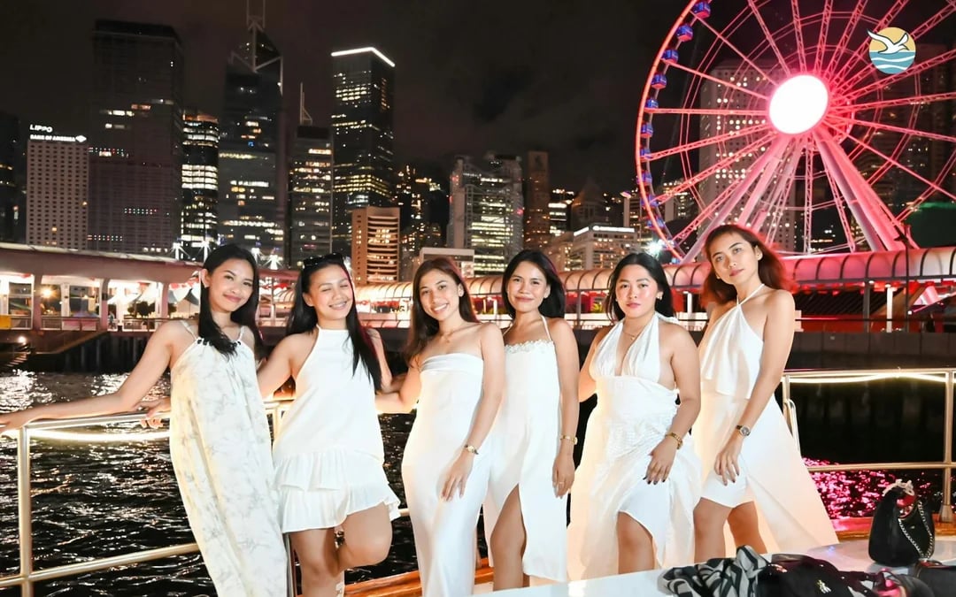Hong Kong Victoria Harbour Evening Yacht Cruise on Dreamer with Snacks, Soft Drinks & Photos Image 8