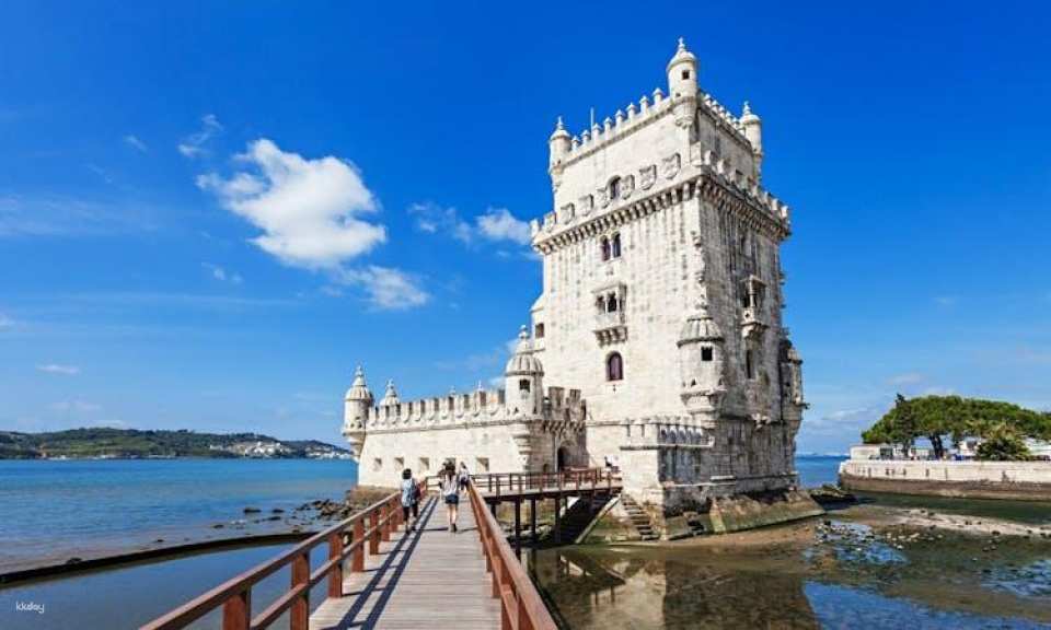Hop-on hop-off bus tour tickets for Lisbon's main avenues and historical quarter