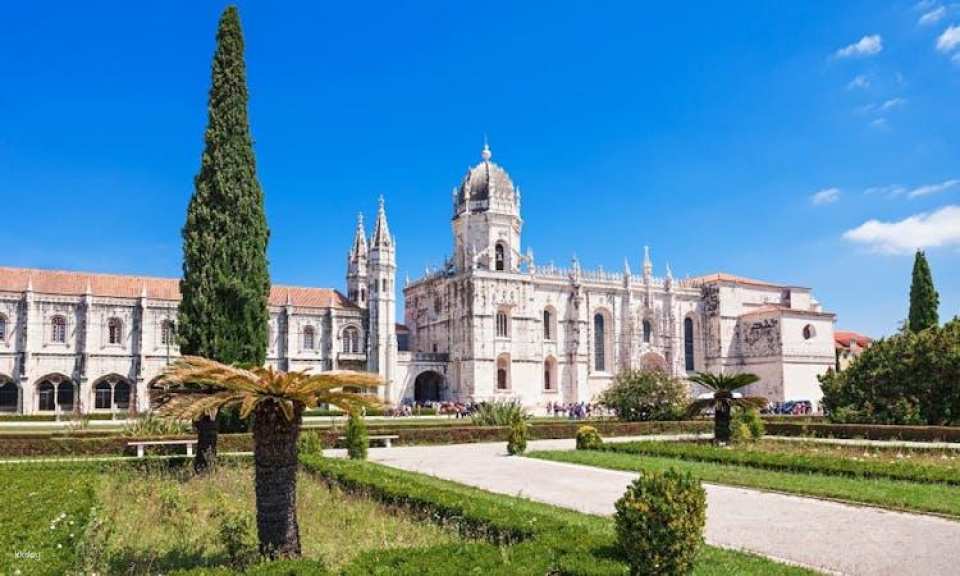 Hop-on hop-off bus tour tickets for Lisbon's main avenues and historical quarter