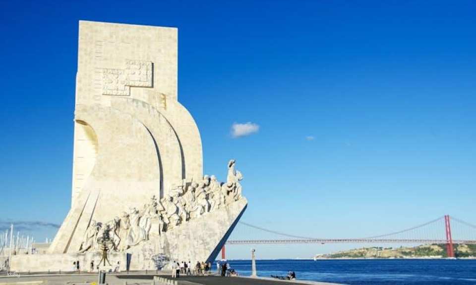 Hop-on hop-off bus tour tickets for Lisbon's main avenues and historical quarter