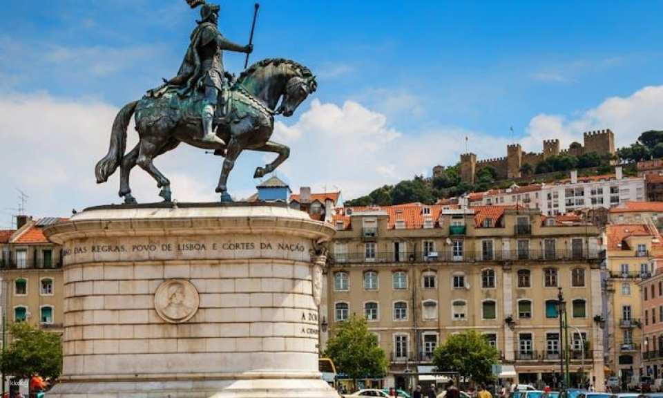 Hop-on hop-off bus tour tickets for Lisbon's main avenues and historical quarter