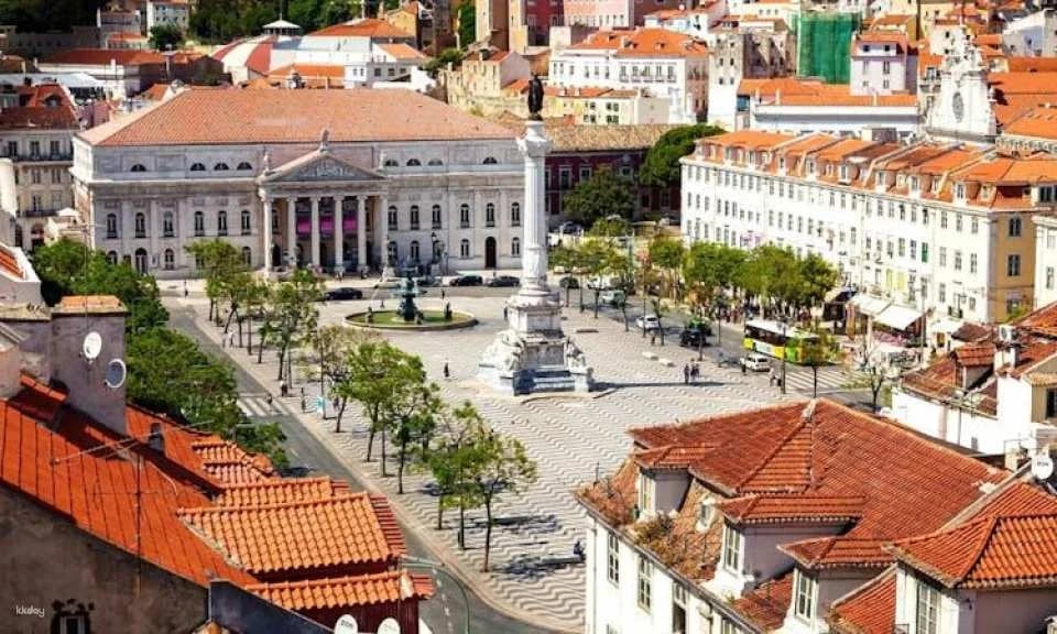 Hop-on hop-off bus tour tickets for Lisbon's main avenues and historical quarter