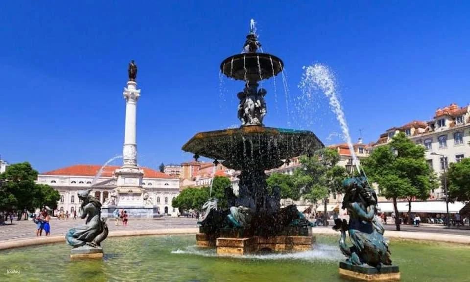 Hop-on hop-off bus tour tickets for Lisbon's main avenues and historical quarter