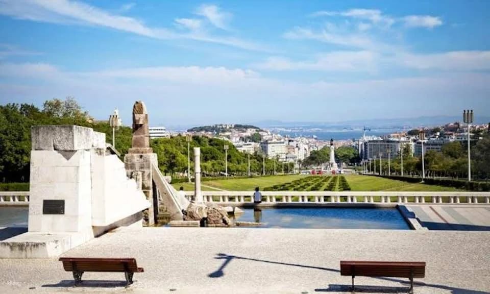 Hop-on hop-off bus tour tickets for Lisbon's main avenues and historical quarter