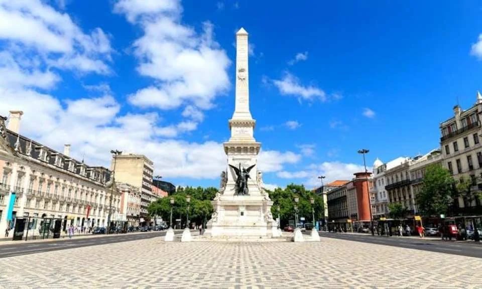 Hop-on hop-off bus tour tickets for Lisbon's main avenues and historical quarter