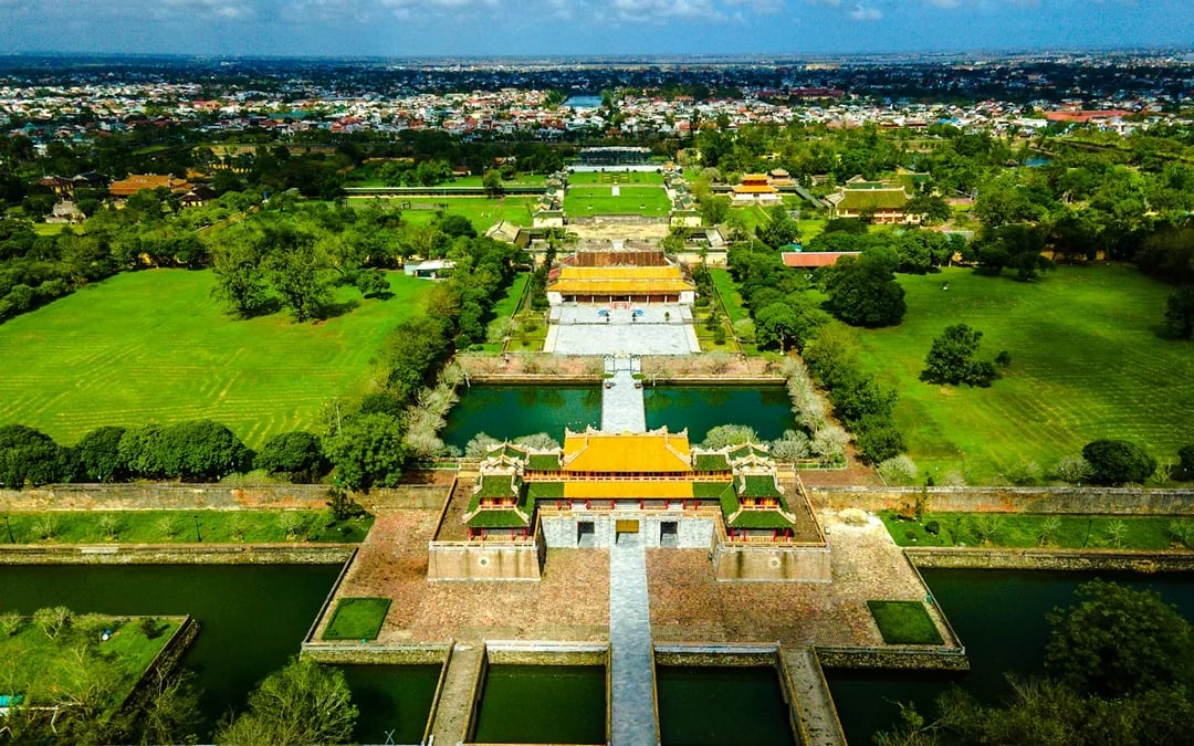 Hue Imperial City & An Dinh Palace Private Guided Tour with Sweet Soup Desserts Image 1