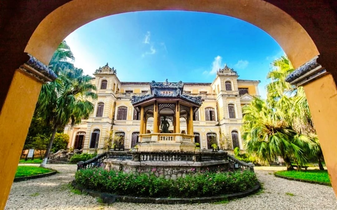 Hue Imperial City & An Dinh Palace Private Guided Tour with Sweet Soup Desserts Image 3