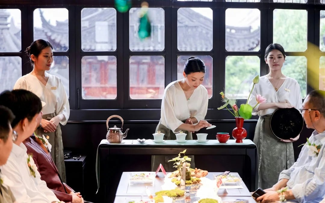 Huxinting Teahouse Tea Experience Image 4