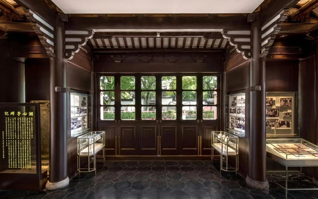 Huxinting Teahouse Tea Experience Image 6