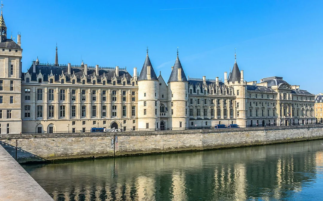 Île de la Cité Guided Tour with Sainte-Chapelle Tickets Image 3