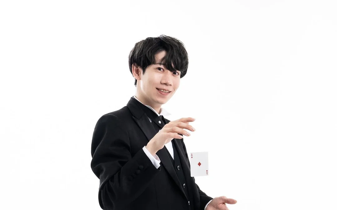 Intimate Magic Show & Signature Cocktails in Tokyo Image 4