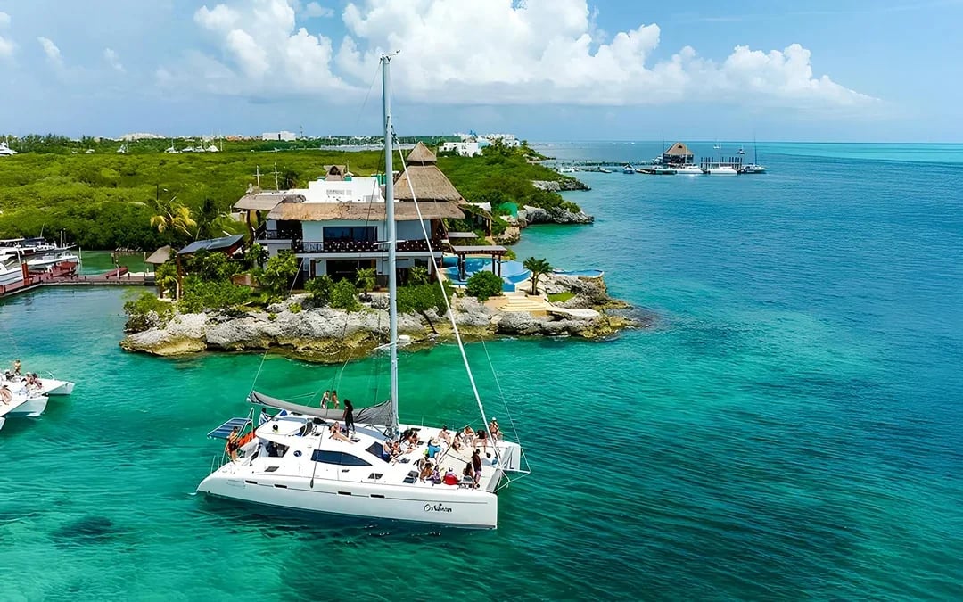 Isla Mujeres Catamaran Tour with Open Bar, Snorkelling and Buffet Image 7