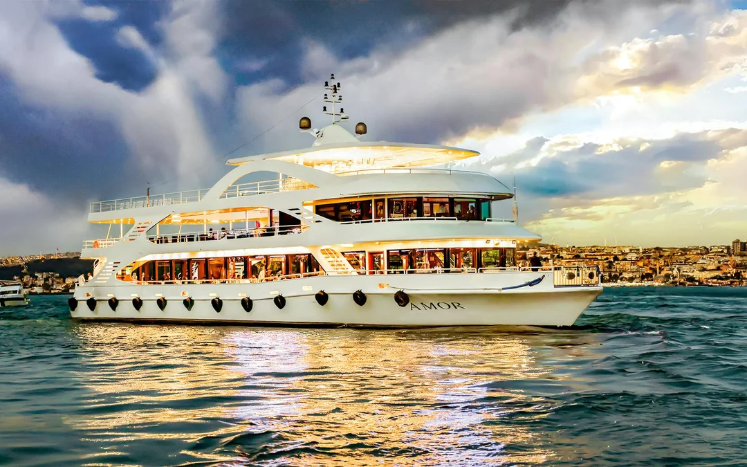 Istanbul: Bosphorus Lunch Cruise with Guide & Drinks Image 1