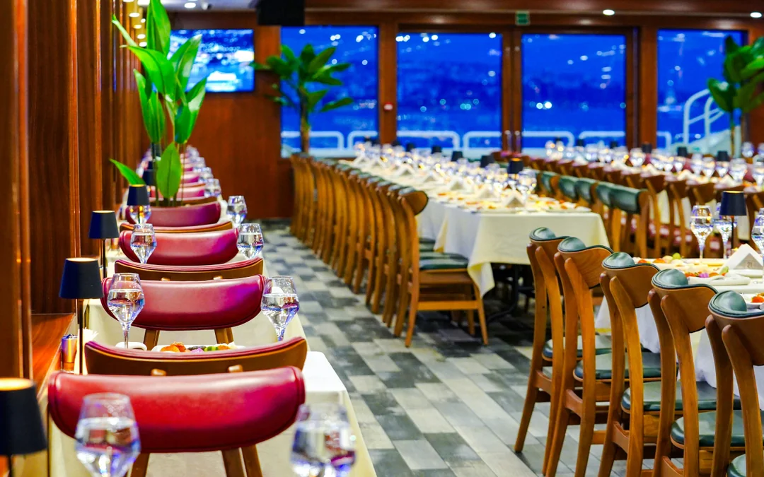 Istanbul: Bosphorus Lunch Cruise with Guide & Drinks Image 2