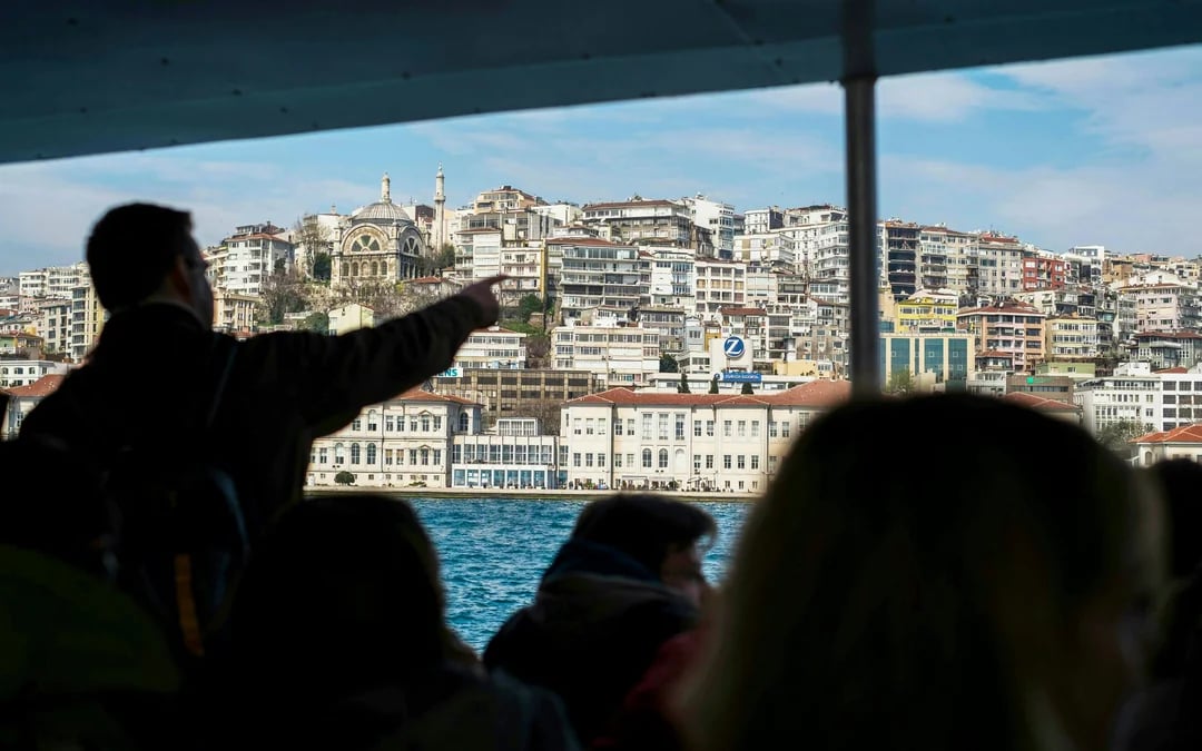 Istanbul Golden Horn and Bosphorus Sightseeing Cruise with Guide Image 3