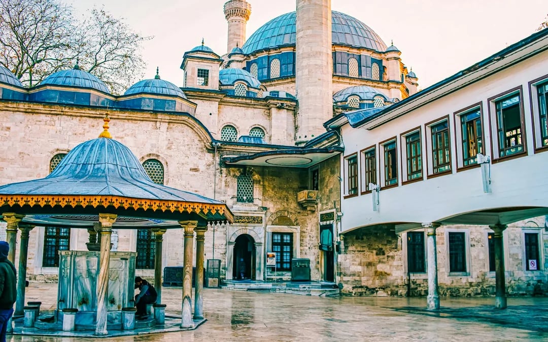 Istanbul Two Continents Guided Tour with Lunch, Bosphorus Cruise and Hotel Transfers Image 1