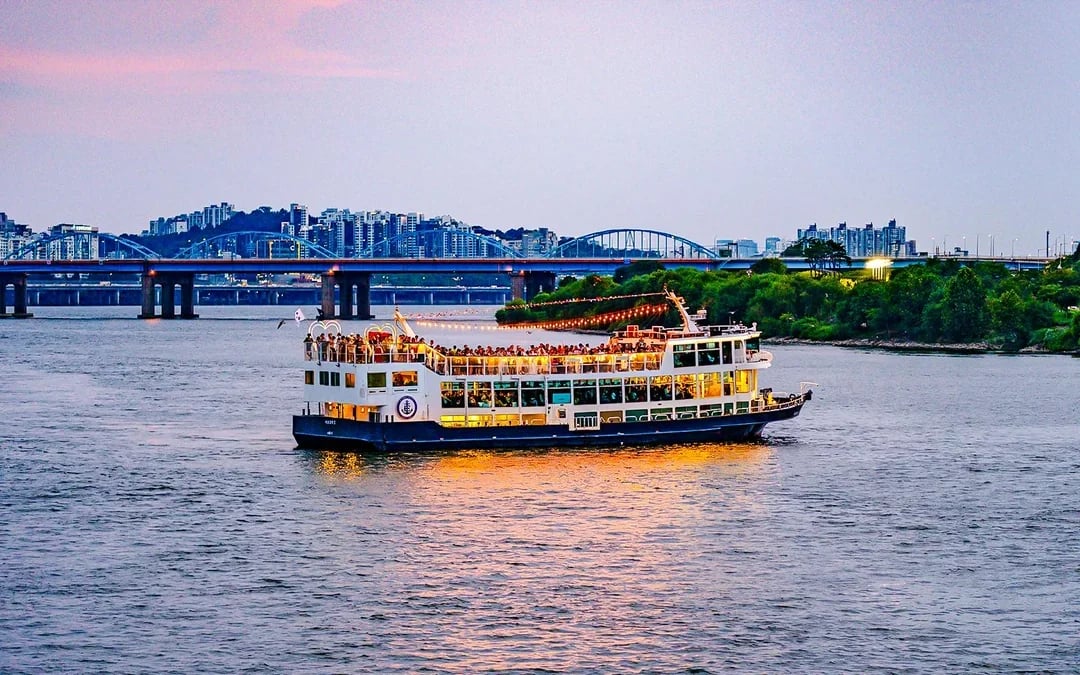 Jamsil Han River E-land Ferry Cruise Image 9
