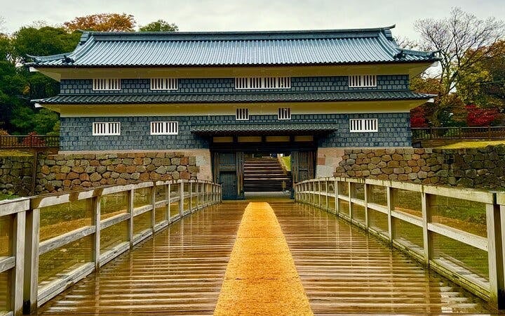 Kanazawa Private Guided Tour of Castle, Kenrokuen Garden, and Geisha District Image 1