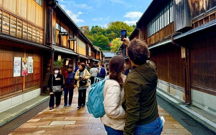 Kanazawa Private Guided Tour of Castle, Kenrokuen Garden, and Geisha District Image 4