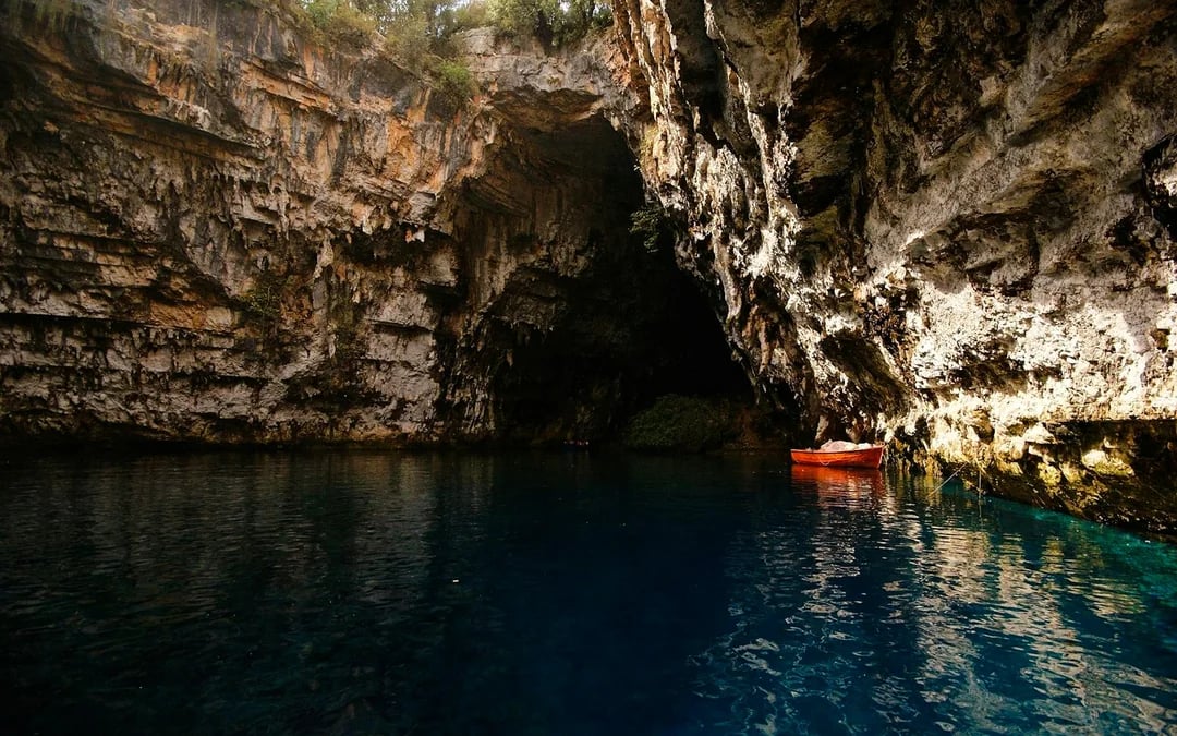 Kefalonia Highlights Day Tour: Melissani Lake, Drogarati Cave, Robola Winery & Myrtos Beach Viewpoint Image 3