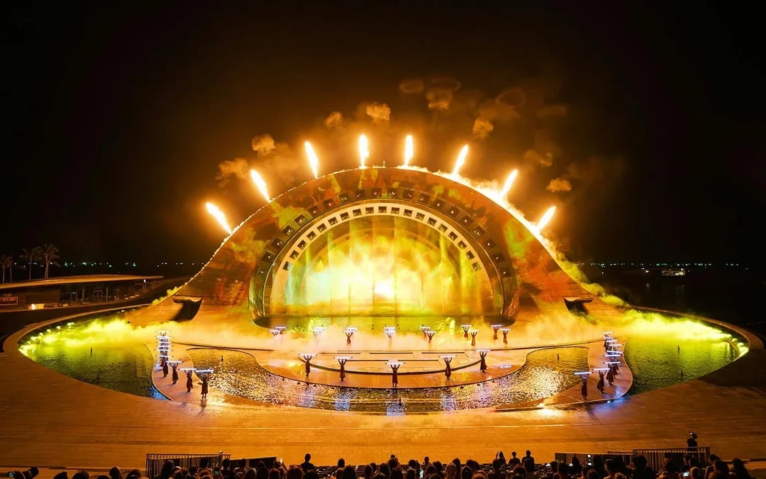 Kiss of the Sea Show With Lunch/Dinner Options Image 8