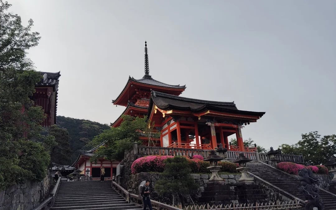 Kiyomizu-dera Guided Group Tour with Entry Fees in Kyoto Image 6