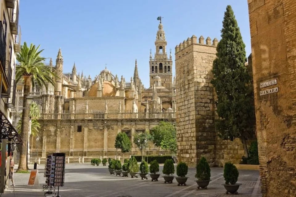 Alcázar and Cathedral of Seville skip-the-lines tickets and guided visit