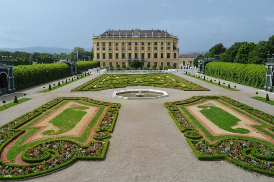 Schönbrunn Palace guided tour with a friendly historian