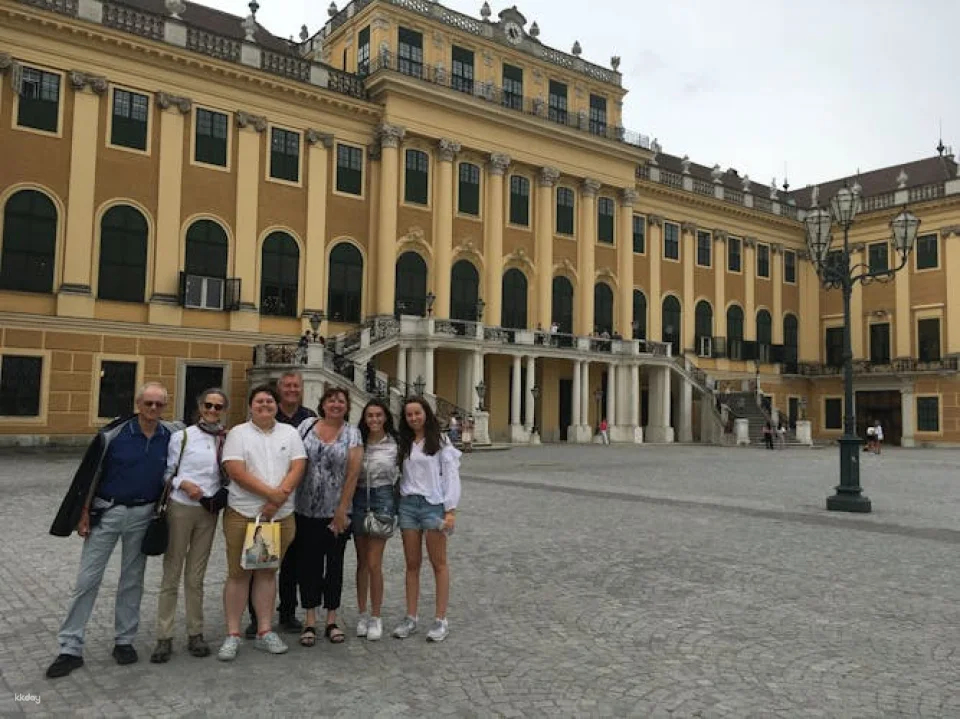 Schönbrunn Palace guided tour with a friendly historian