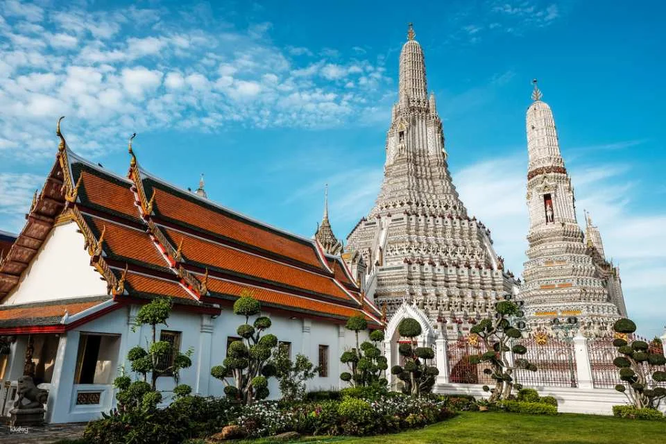 Thai Costume Experience with Photo Tour at Wat Arun in Bangkok | Thailand