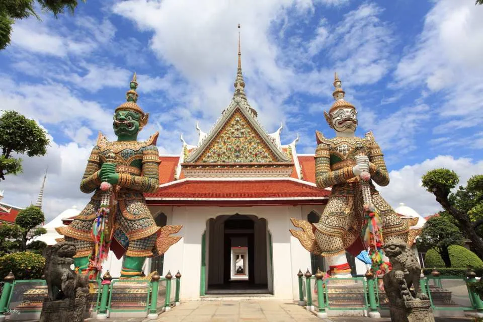 Thai Costume Experience with Photo Tour at Wat Arun in Bangkok | Thailand