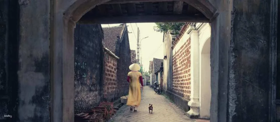 Ao Dai Photography Tour in Hanoi & Day-Trip to Duong Lam Ancient Village