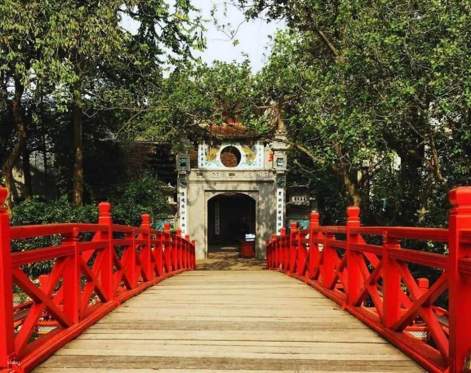 Ao Dai Photography Tour in Hanoi & Day-Trip to Duong Lam Ancient Village