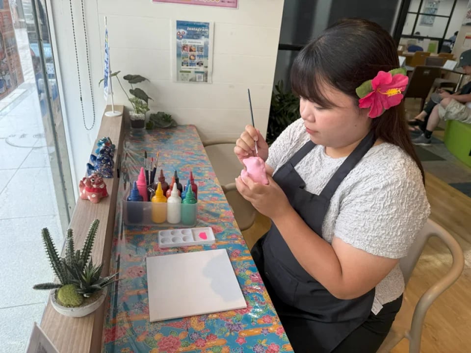 LeaLea Lounge Okinawa: Choose from Shisa, Whale Shark, Dolphin, Sea Turtle, or Glass Painting. Book your painting experience (Naha City, Okinawa).