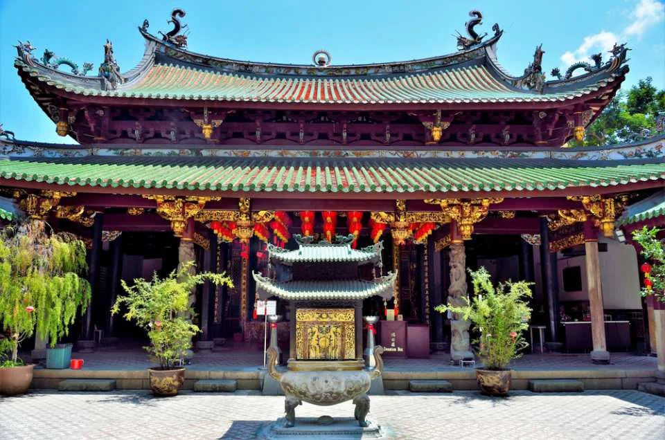 Singapore City Tour: Merlion Park, Singapore Flyer, Thian Hock Keng Temple, and More (Private or Shared Tour Option)