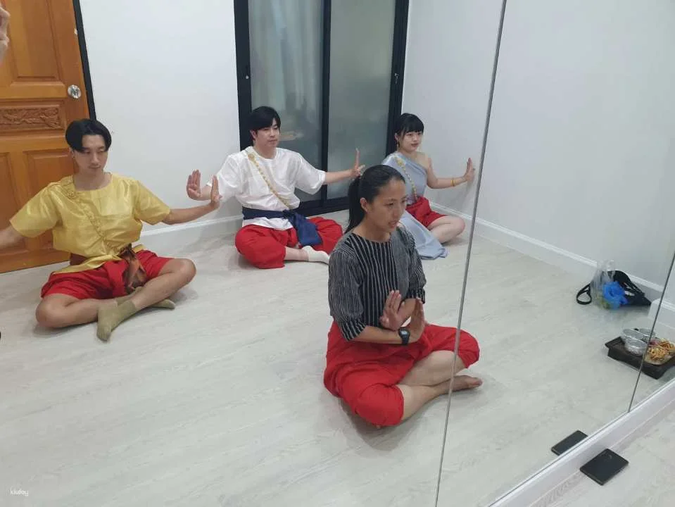 Thai Dance Class by Thai Glam Studio in Bangkok | Thailand