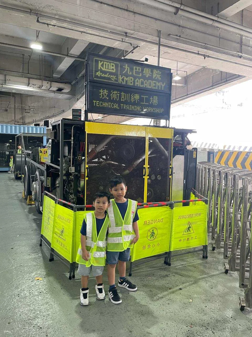 [Family Fun Destination] KMB Bus Depot: Learn about Bus Maintenance and Explore Antique Buses | In-depth Tour | Tour Certificate & KMB Souvenir