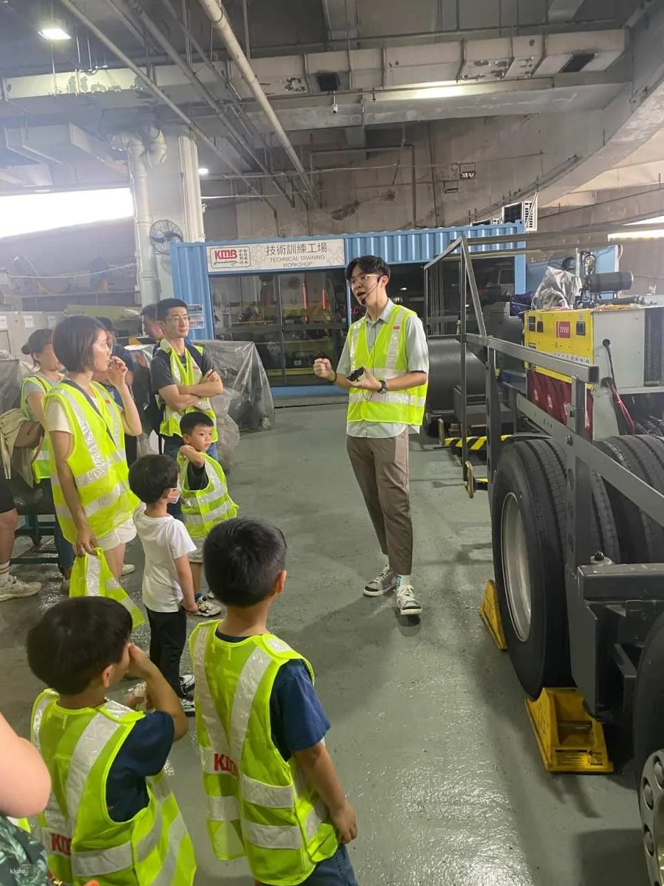 [Family Fun Destination] KMB Bus Depot: Learn about Bus Maintenance and Explore Antique Buses | In-depth Tour | Tour Certificate & KMB Souvenir