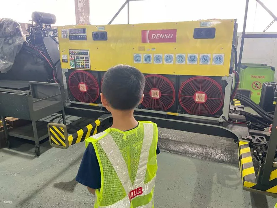 [Family Fun Destination] KMB Bus Depot: Learn about Bus Maintenance and Explore Antique Buses | In-depth Tour | Tour Certificate & KMB Souvenir