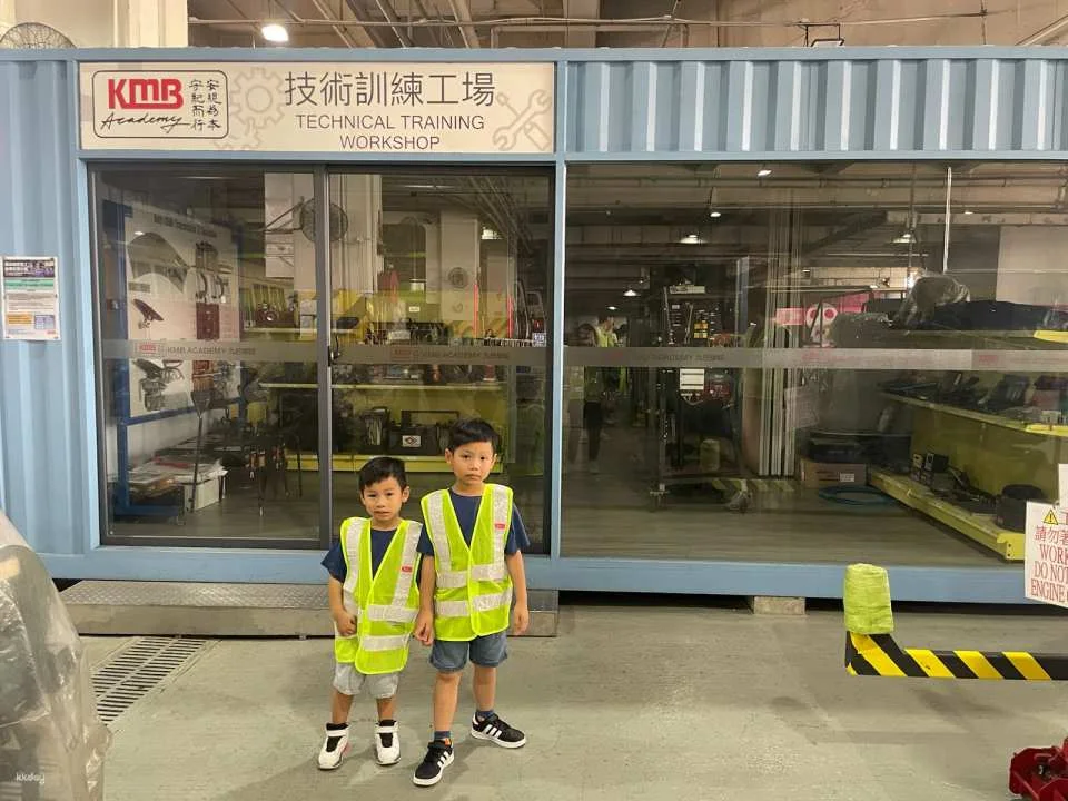 [Family Fun Destination] KMB Bus Depot: Learn about Bus Maintenance and Explore Antique Buses | In-depth Tour | Tour Certificate & KMB Souvenir