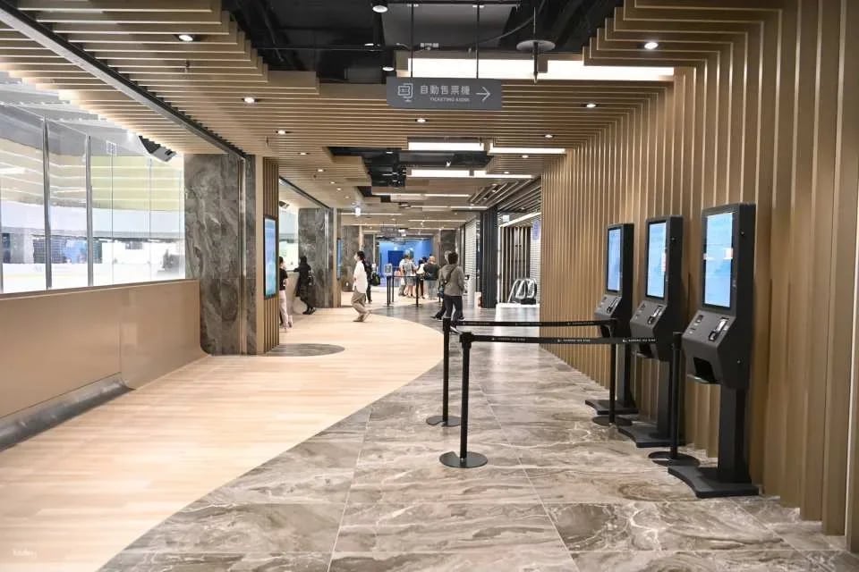 [KKday Exclusive 20% Off] Taipei｜Chung Tai Lo Life Aurora Ice Rink｜Skating Combo