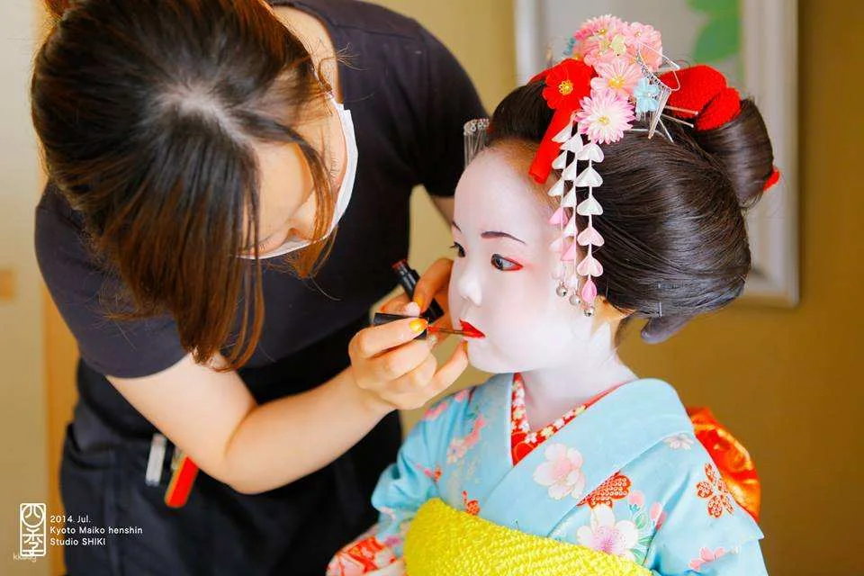 Kyoto Maiko Makeover Experience for Children & Salon Photography at Maiko-henshin Studio Shiki near Kiyomizu-dera Temple|Japan