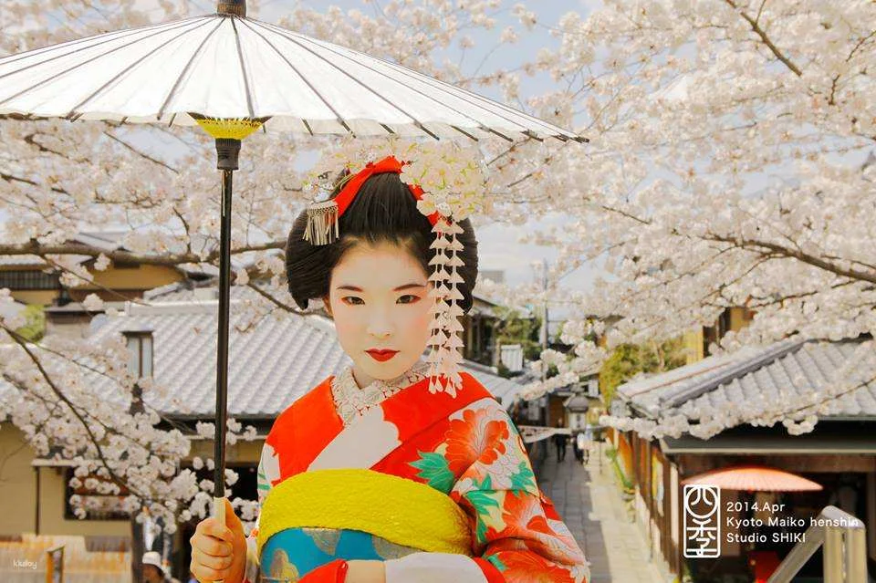 Kyoto Maiko Makeover Experience for Children & Salon Photography at Maiko-henshin Studio Shiki near Kiyomizu-dera Temple｜Japan