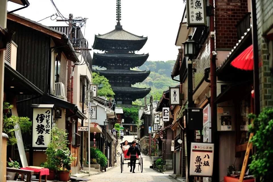 Kyoto Higashiyama Rickshaw Tour: Hōkan-ji Temple & Yasaka Shrine | Japan