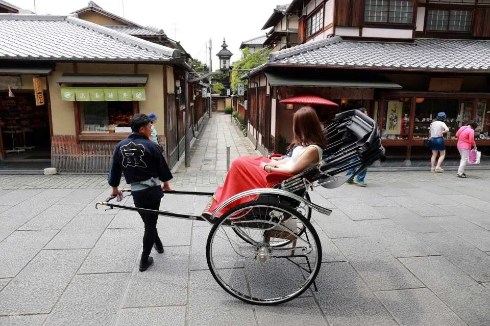 Kyoto Higashiyama Rickshaw Tour: Hōkan-ji Temple & Yasaka Shrine | Japan