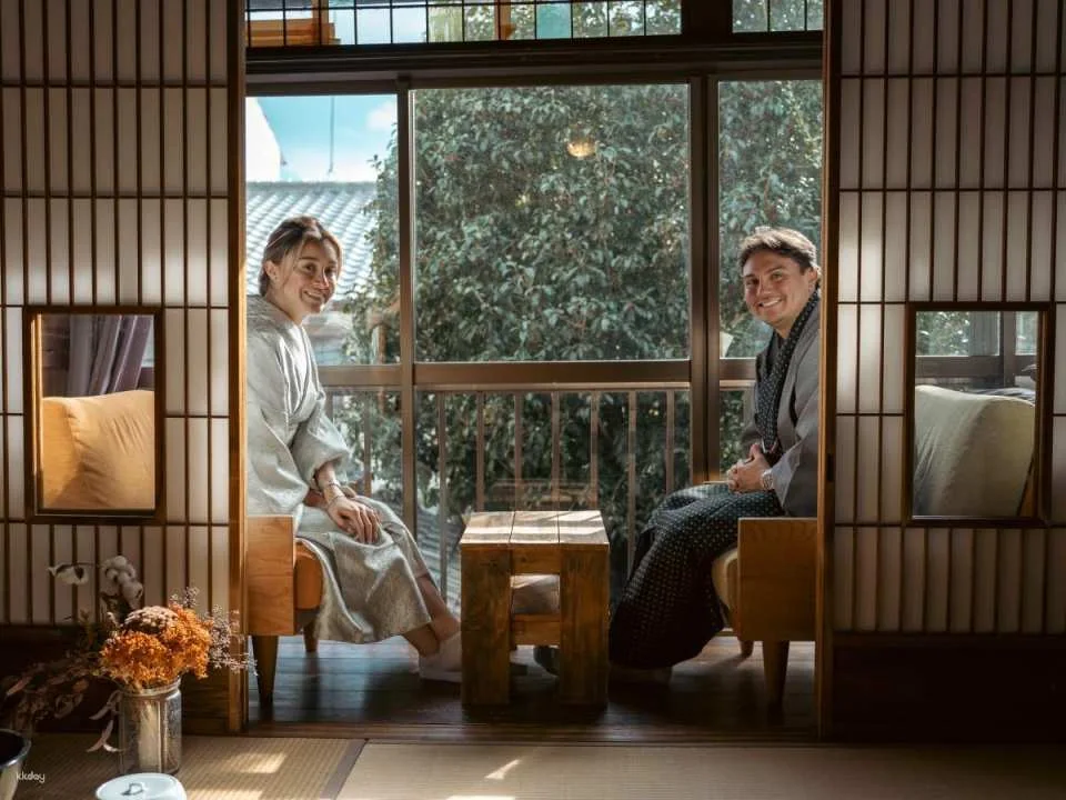 [Kyoto Private Guided Tour] 4-Hour In-Depth Walk Through Gion & Nishiki Market | Exclusive Guided Tour & Photographer Included / Guided Tour (Optional)